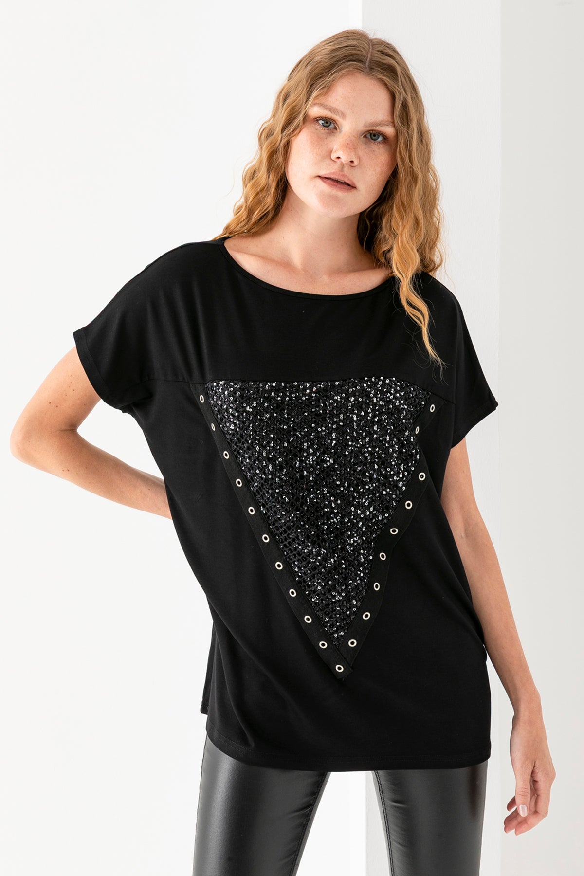 Kadın Siyah Önü Parıltı ve Kuş Gözü Detaylı Rahat Kesim Bluz