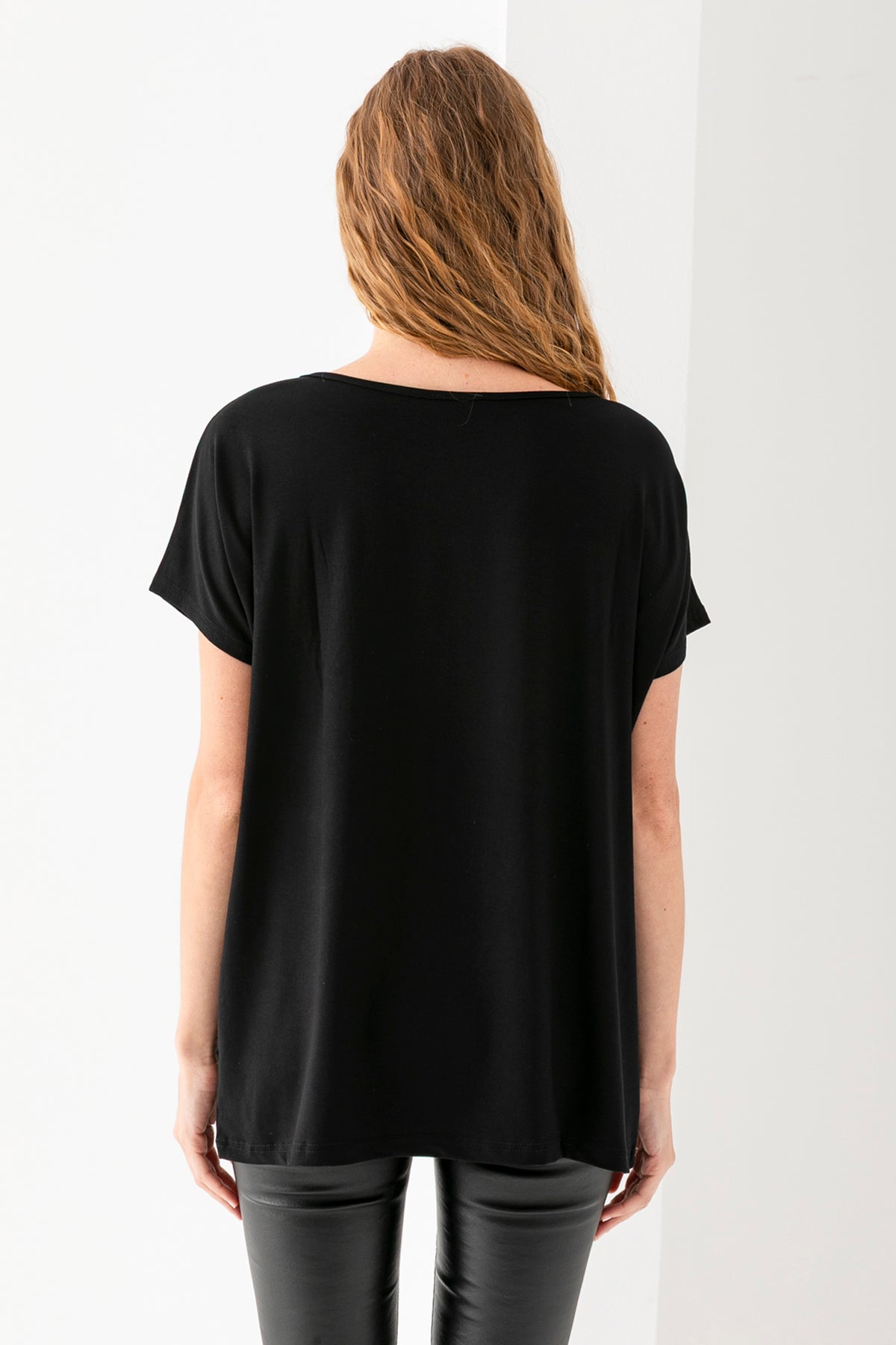 Kadın Siyah Önü Parıltı ve Kuş Gözü Detaylı Rahat Kesim Bluz