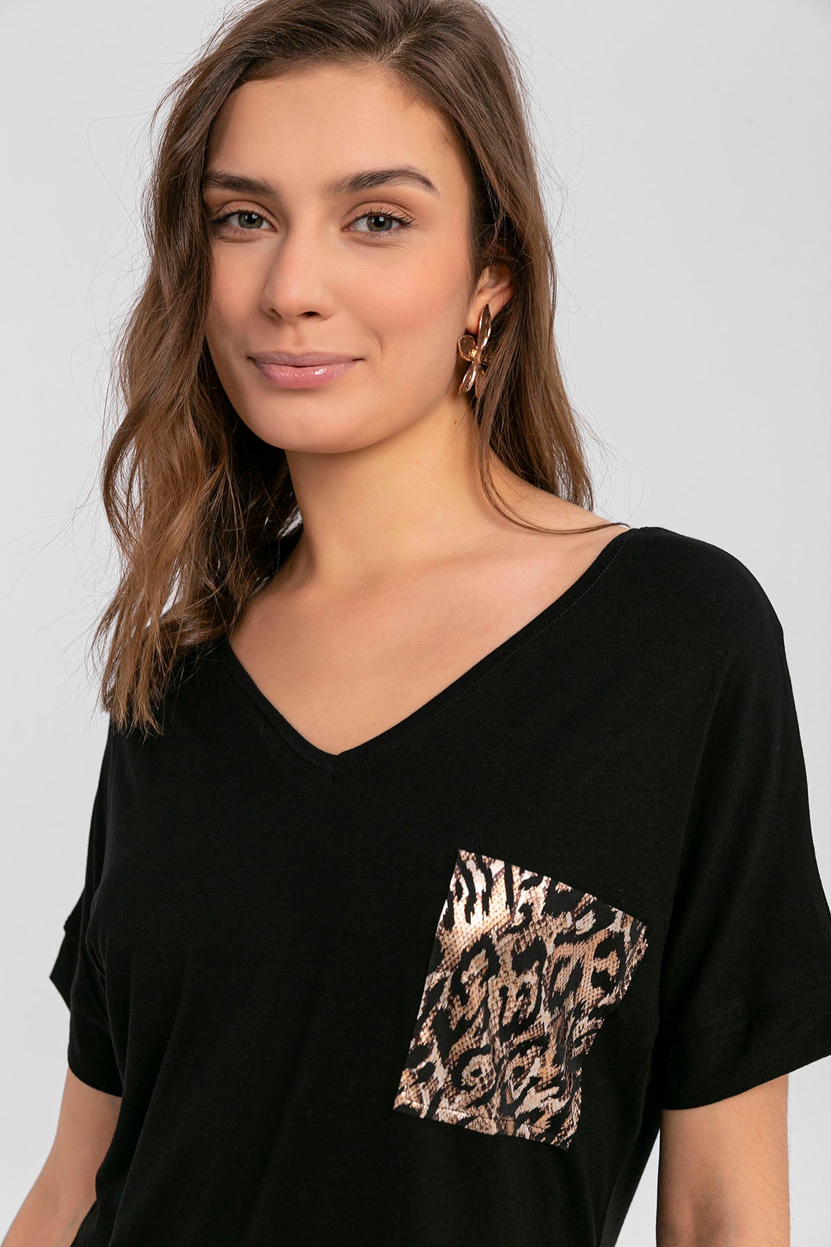 Kadın Siyah Leopar Garnili Arkası Dekolte Eteği Oval Kesim Bluz