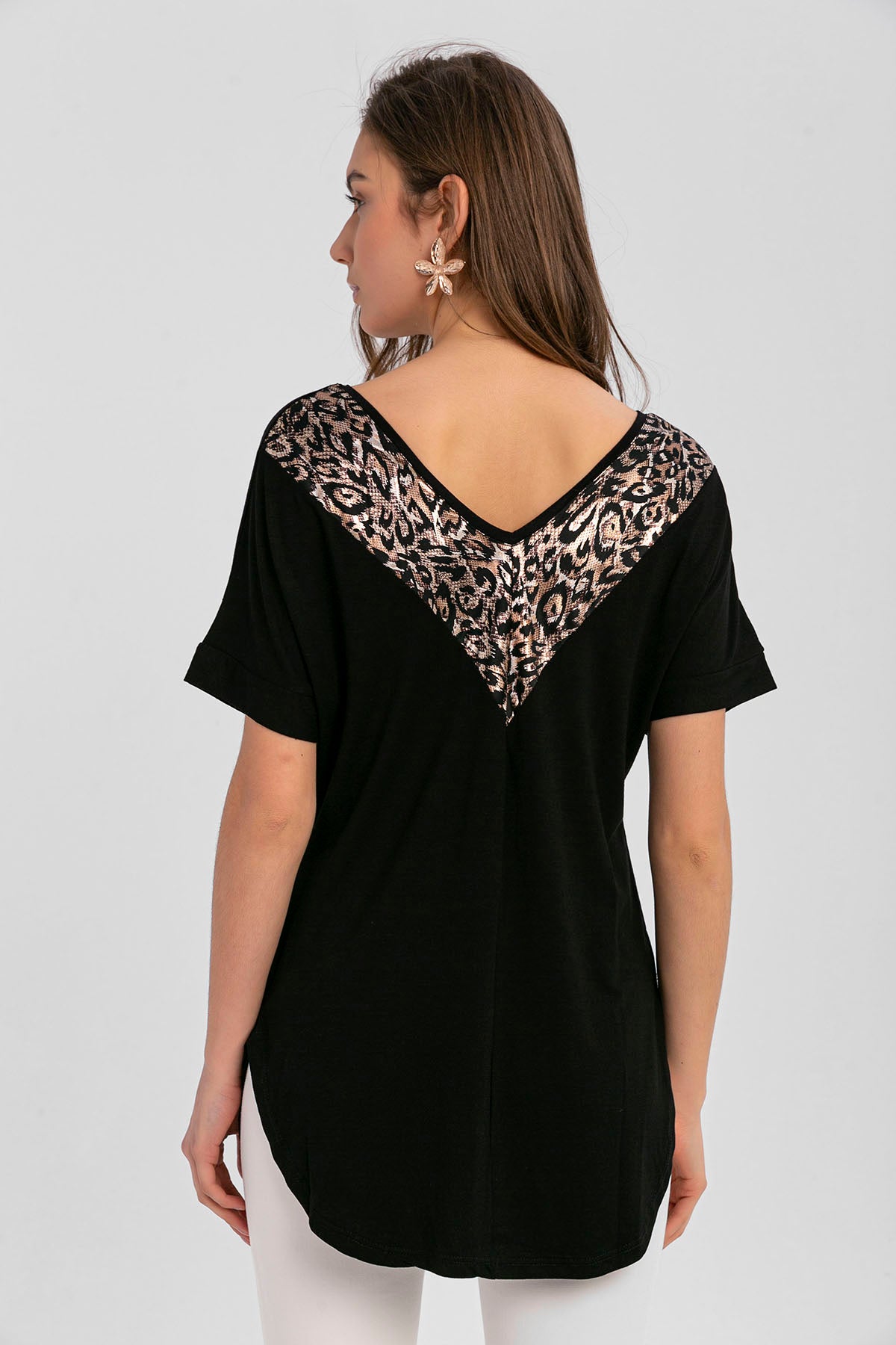 Kadın Siyah Leopar Garnili Arkası Dekolte Eteği Oval Kesim Bluz
