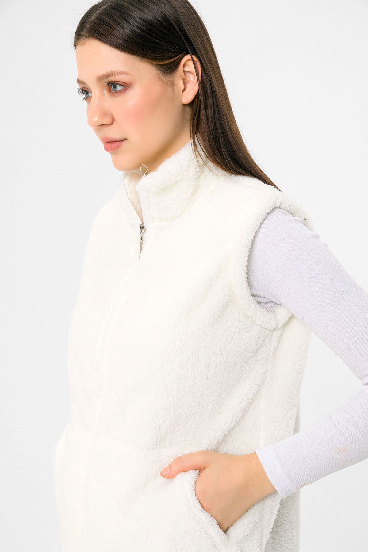 Kadın Beyaz Dik Yaka Fermuarlı Peluş Yelek