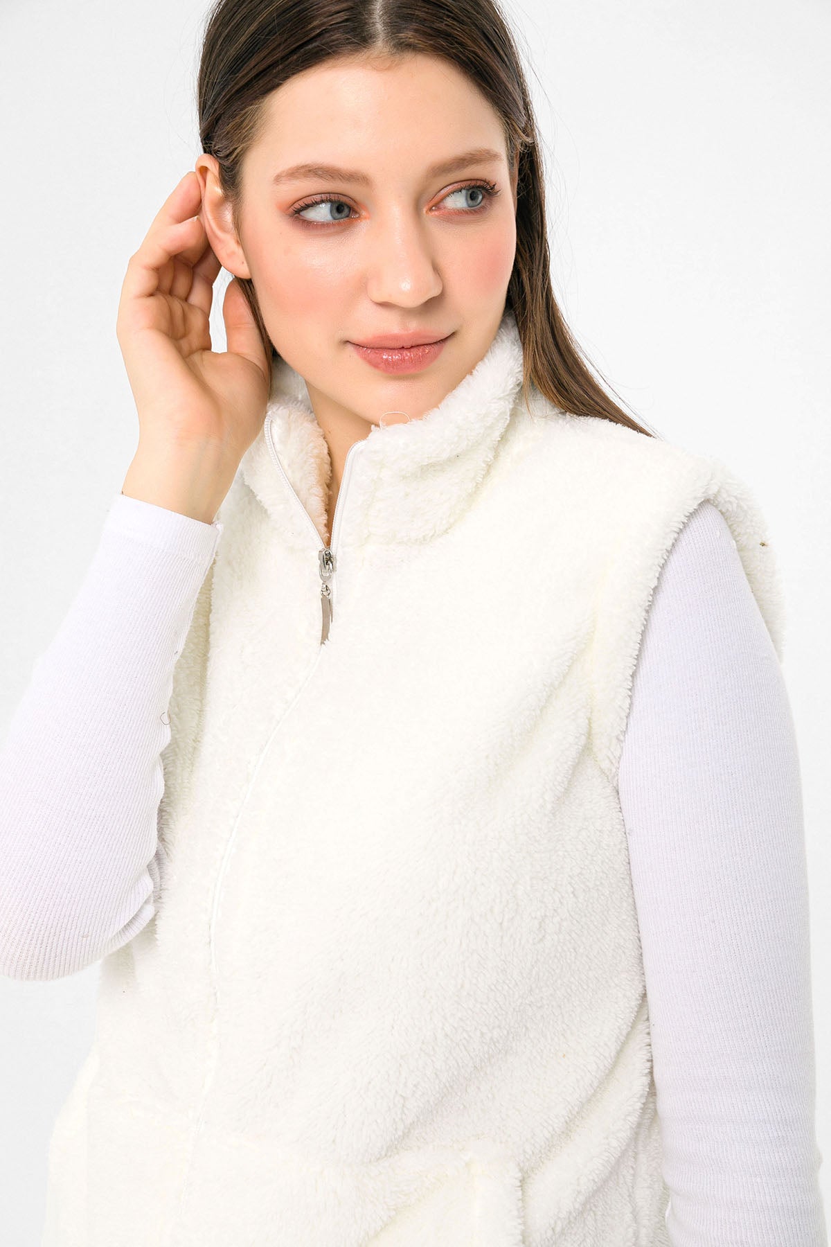 Kadın Beyaz Dik Yaka Fermuarlı Peluş Yelek