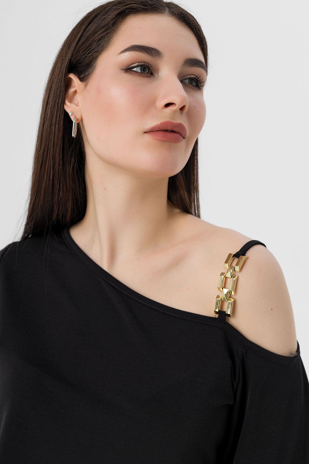 Kadın Siyah Tek Omzu Askılı Kolları Tül Detaylı Kayık Yaka Bluz