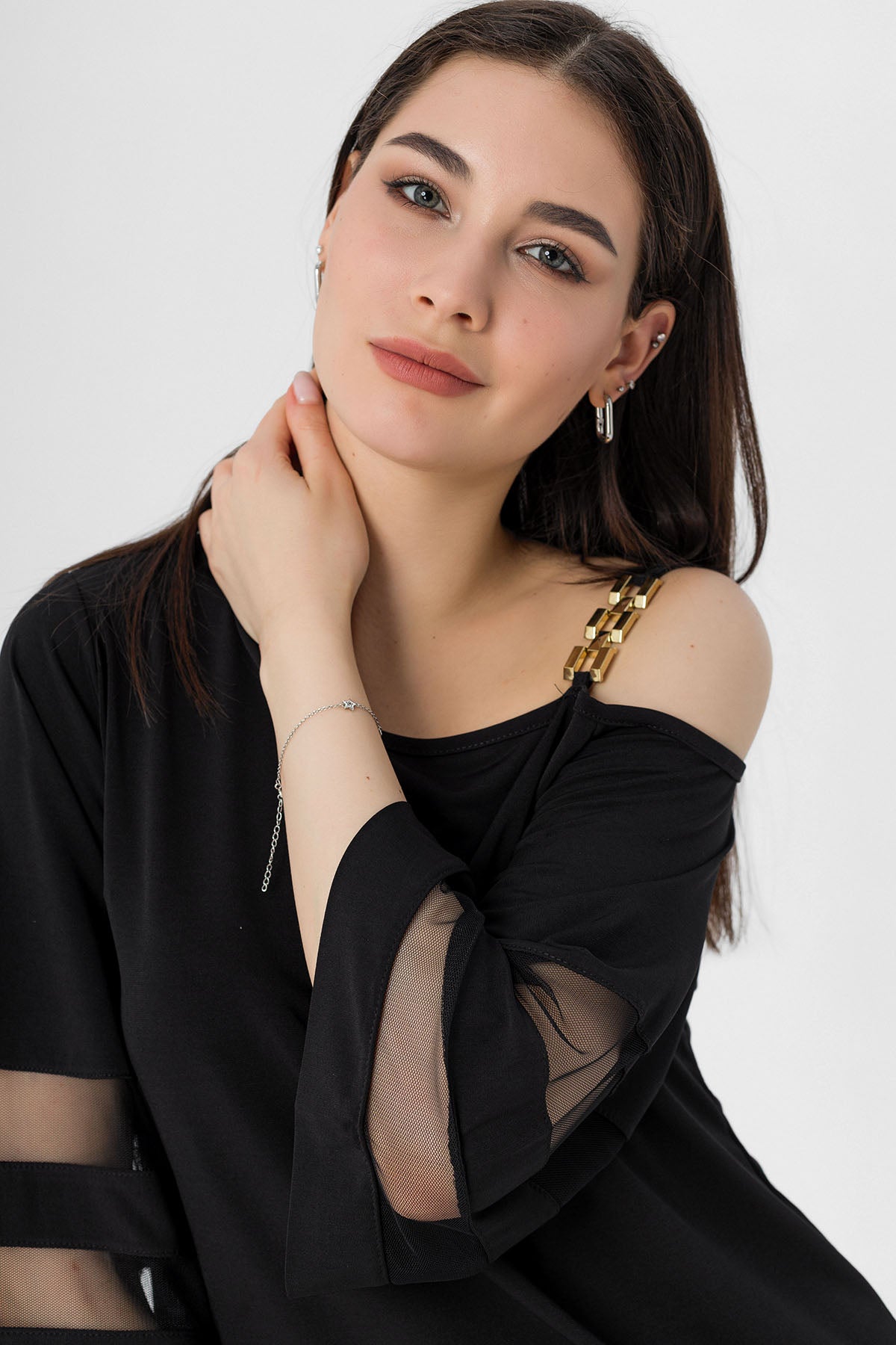 Kadın Siyah Tek Omzu Askılı Kolları Tül Detaylı Kayık Yaka Bluz