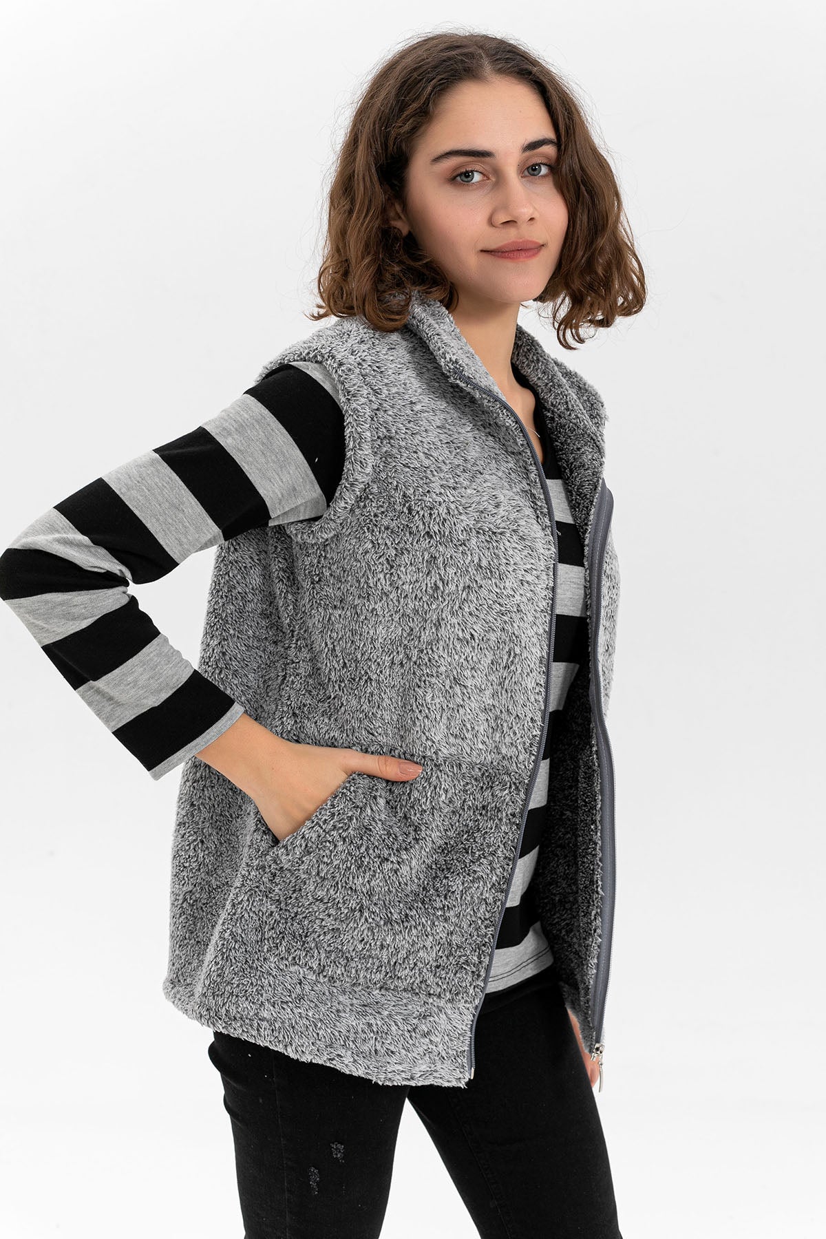 Kadın Gri Dik Yaka Fermuarlı Peluş Yelek