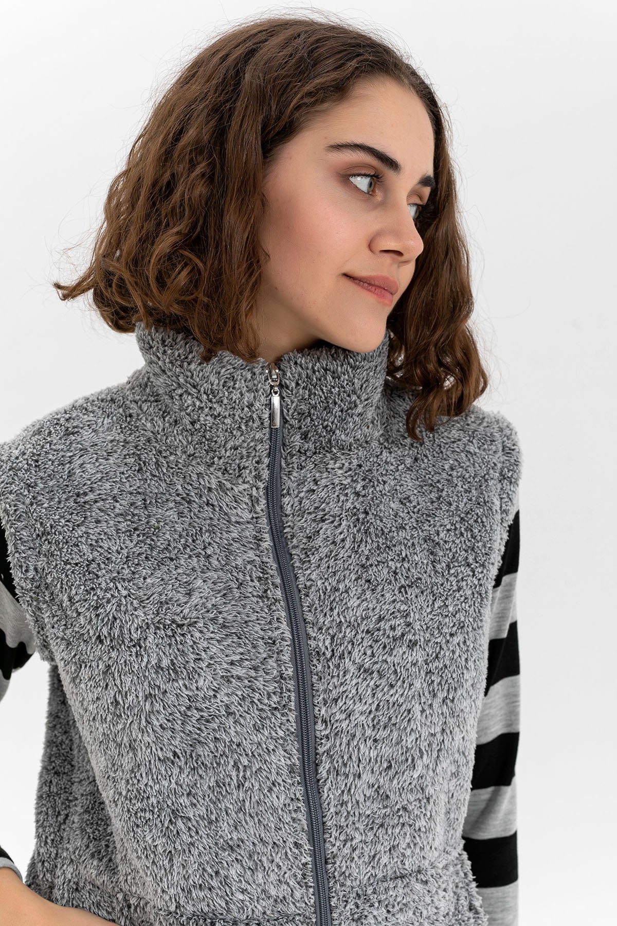Kadın Gri Dik Yaka Fermuarlı Peluş Yelek