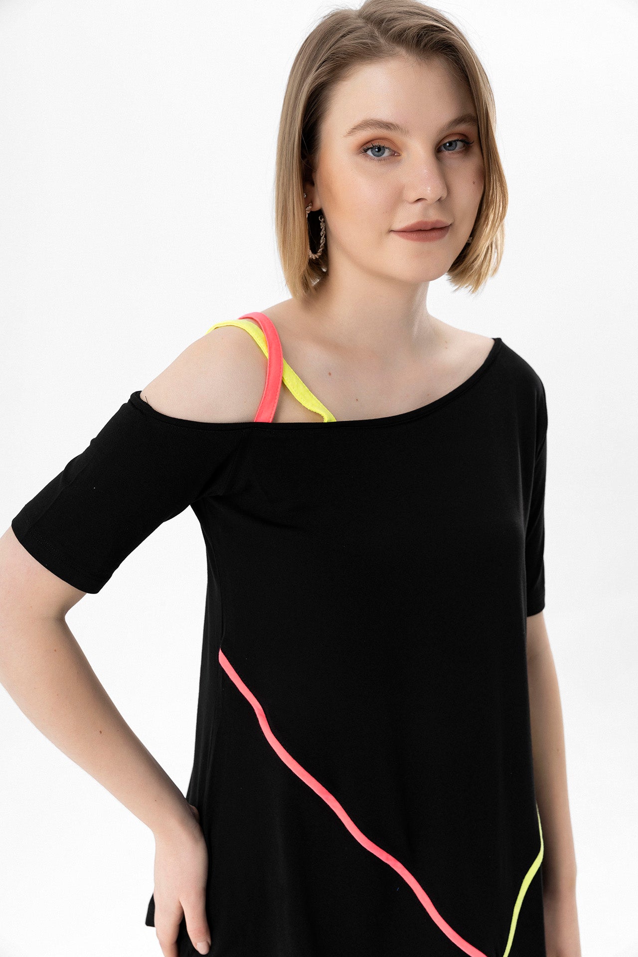 Kadın Siyah Tek Omzu Açık Askılı Biye Detaylı Eteği Çapraz Kesim Tunik