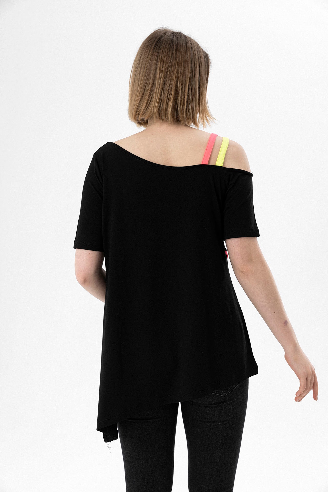 Kadın Siyah Tek Omzu Açık Askılı Biye Detaylı Eteği Çapraz Kesim Tunik