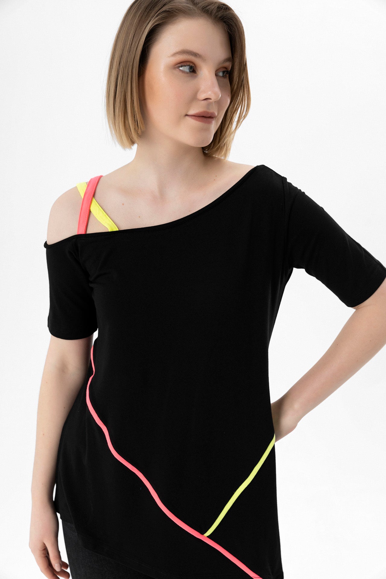 Kadın Siyah Tek Omzu Açık Askılı Biye Detaylı Eteği Çapraz Kesim Tunik