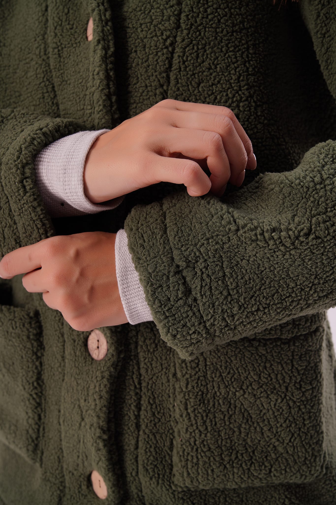 Kadın Haki Düğmeli Suni Kuzu Kürklü Hırka