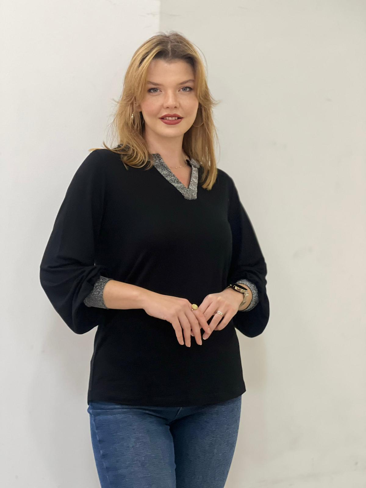 Kadın Siyah Yakası ve Kolları Sim Detaylı V Yaka Viskoz Bluz