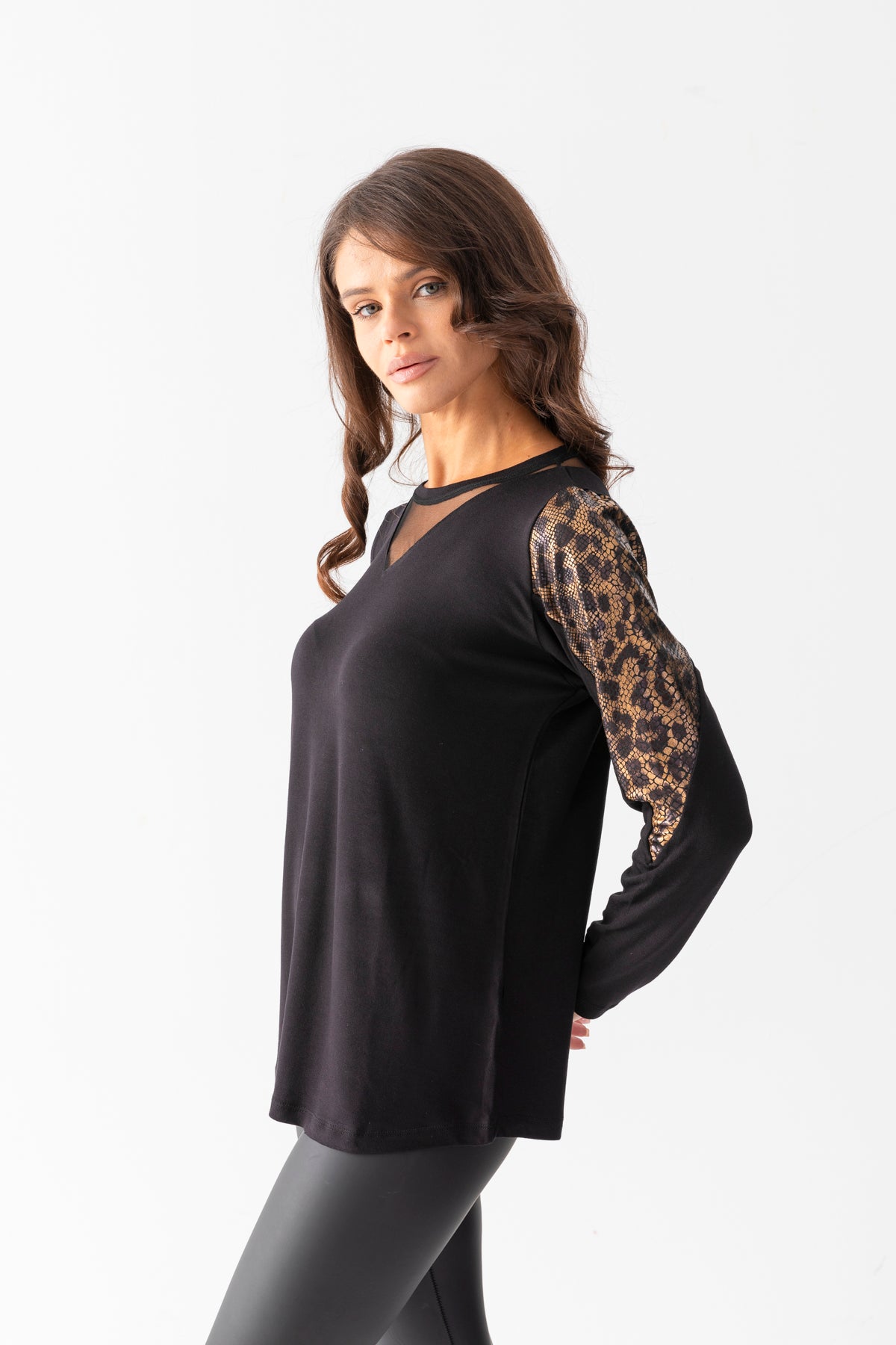 Kadın Siyah Yakası Tüllü Kolları Leopar Detaylı Uzun Kollu Vizkoz Bluz