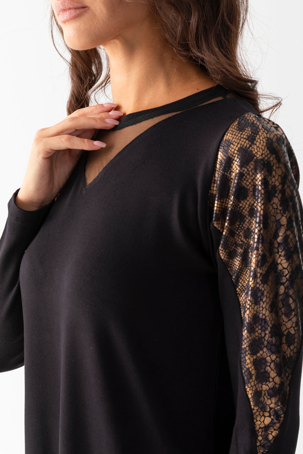Kadın Siyah Yakası Tüllü Kolları Leopar Detaylı Uzun Kollu Vizkoz Bluz